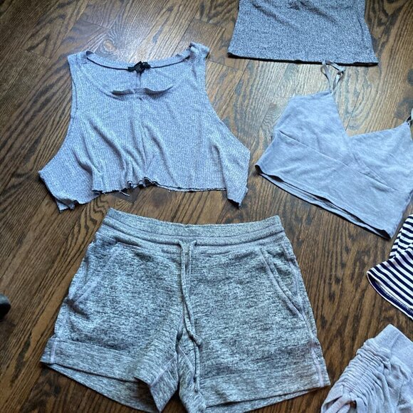 SOLD- LOT OF MIXXED CROP TOPS WITH 2 SHORTS SIZE SMALL XS - Picture 7 of 15